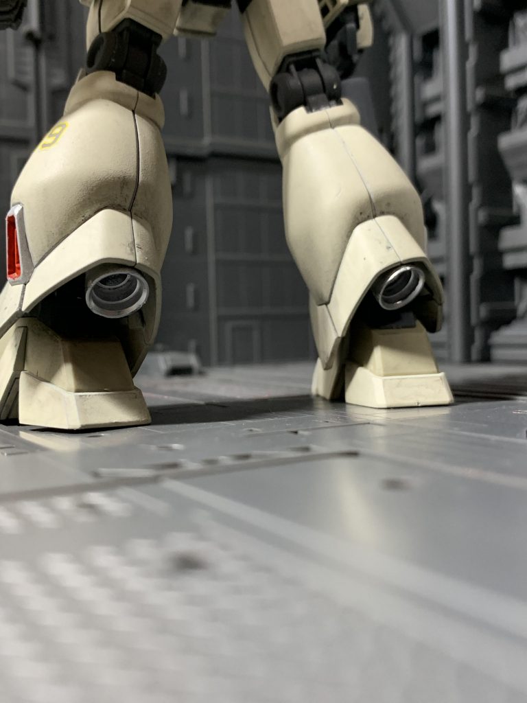 脚部バーニアノズルはシルバー塗装しています。いいアクセントになったかなと思います。