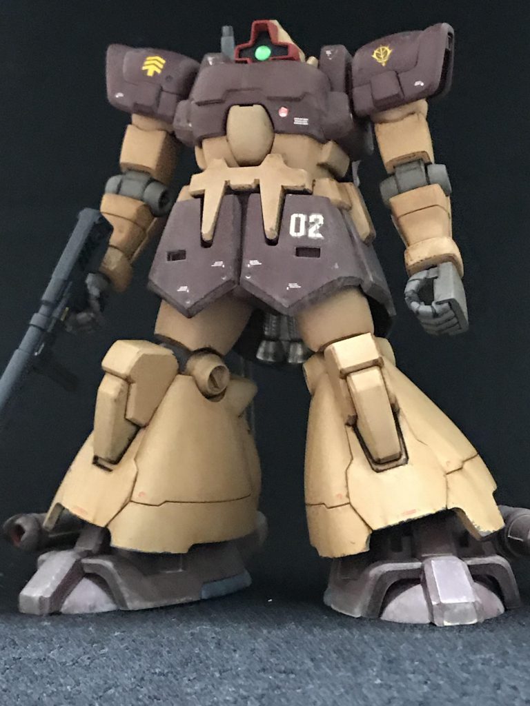 名作キットゆえにガンスタ でも沢山作品が上がっているドムトローペン。仮組みのキットを眺める事数週間、どこか野暮ったい。自分なりに出した回答が太ももがまずいなと思いました。腰アーマーから少しだけ顔を出す太ももですが、下端を大きく切り欠いて膝関節ブロックが丸見えでカッコ悪いなと思いプラ板で埋めています。後、肩アーマーを数ミリ上に上げています。