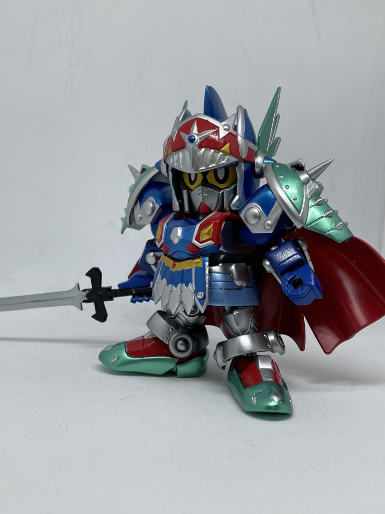 正面から。BB戦士キングガンダムⅡ世のフルアーマーの鎧をほぼそのまま使用しています。足のみLGBB騎士ガンダムのものに先端部を接着しました