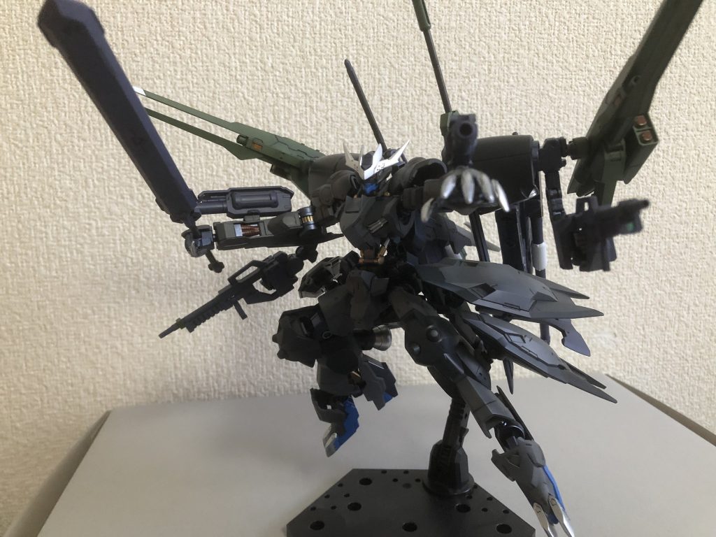 アクションポーズその1、重装形態にて。