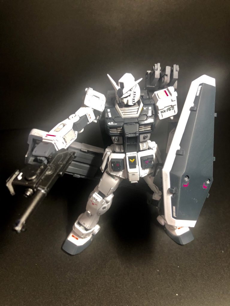 武器の一つ目。モーゼル風ハンドガンです。シールド裏にもう一丁格納しているので両手持ちも可能です。