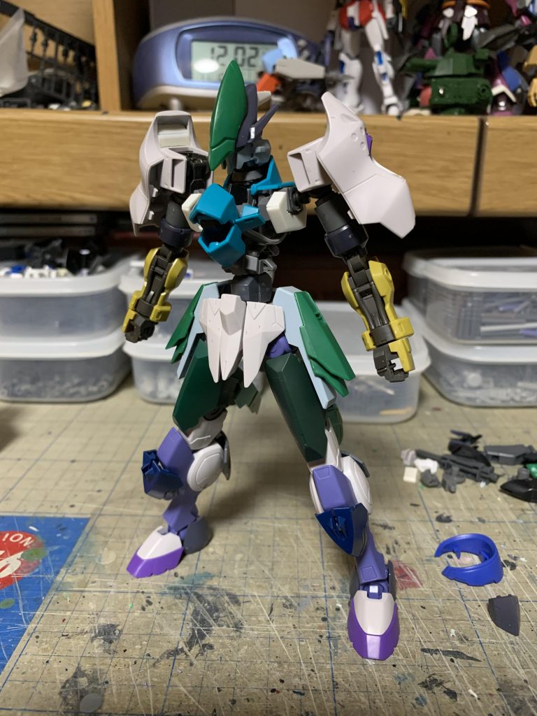 基本路線がだいたい決まりました。頭部はライトニングガンダムをベースにしています。