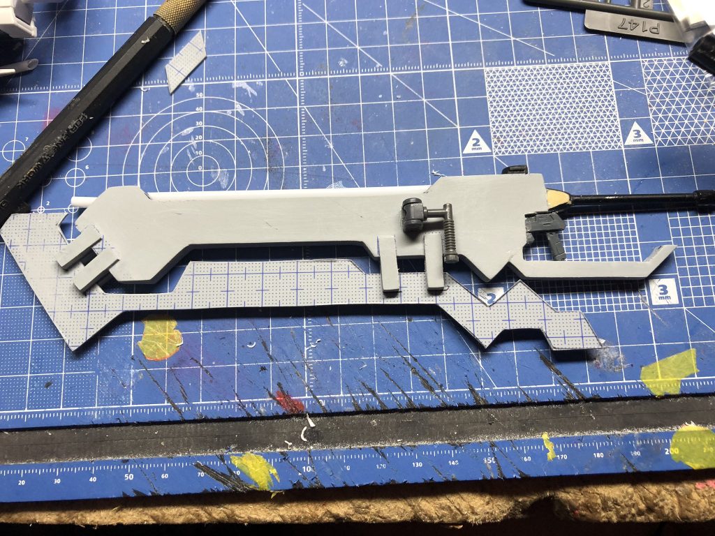 これ銃にしたら面白いんじゃね？wwwという深夜テンションの元、ビームピストルをグリップとして増設。バレルを取り付けました。(画像は初期型。完成品はテルティウムアームズの銃口)