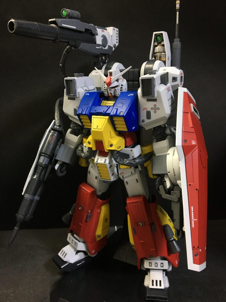 ショルダーキャノンはフルアーマーガンダムのを素体に砲身銃口はパーフェクトガンダムのキャノンを移植。ここもちょっとした改造で上手く纏まったので良かったです✌️カラーリングは一応プラモ狂四郎のカラーリングをそのまま採用、バックパックの色は少し兵器感を出す為にグレーとホワイトを中心にしたカラーリングにしました😄