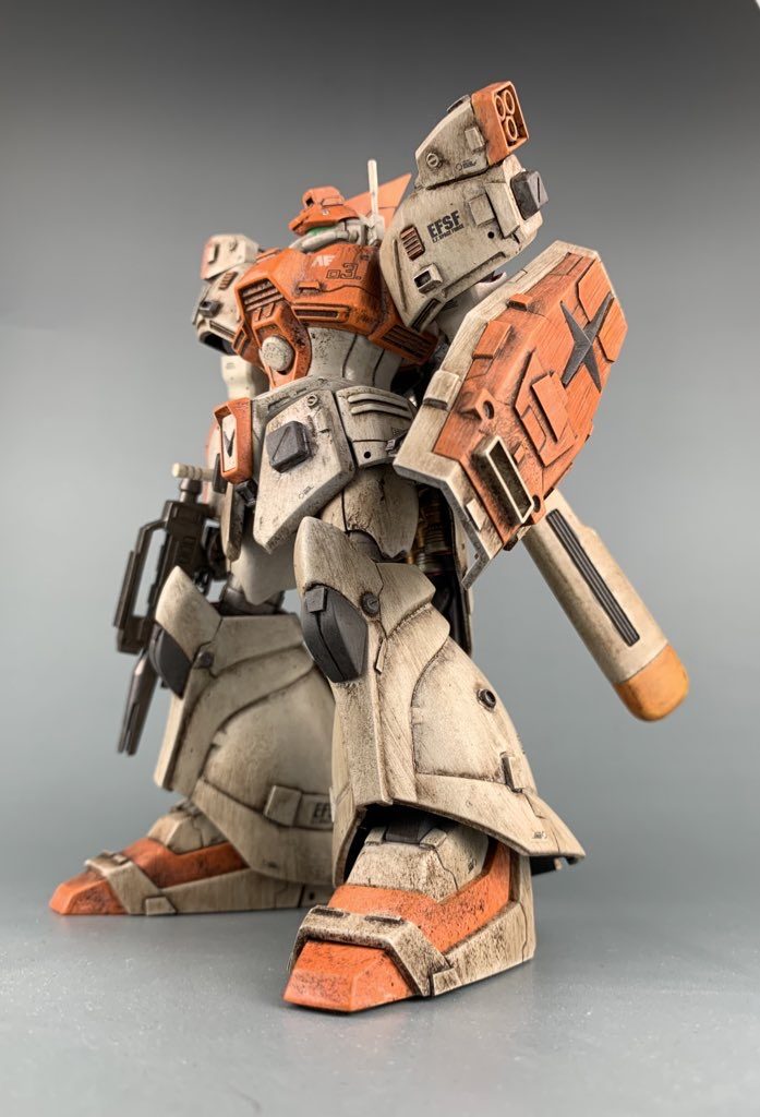 武器はジムIIからシールド、ライフルをビームサーベルは左腰に追加しています。