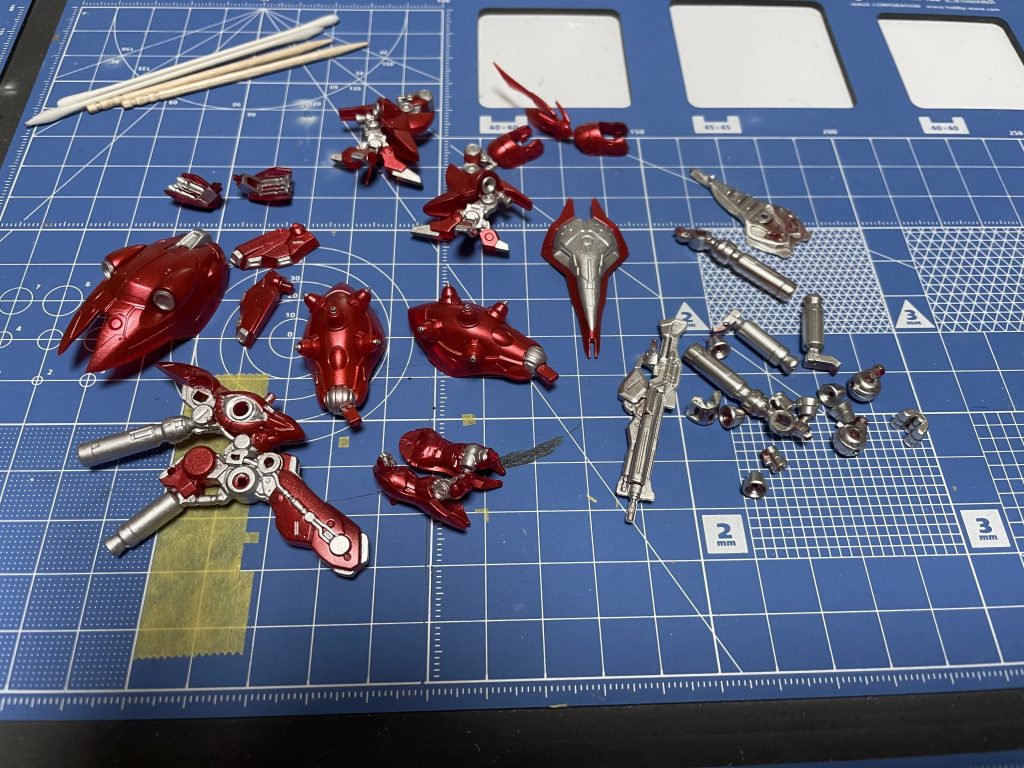 赤の部分はメタリックレッド等でエアブラシ塗装しています。赤以外の部分は、塗り分け時の発色を良くするためにシルバーを塗っています。金属色の塗り分け箇所はシタデルとマーカーを、金属色以外はファレホを使用して筆塗りしています。水性アクリル系の塗料で筆塗りするときは、いちいちパレットを準備するのが面倒なので、アルミホイルをパレット代わりにして塗料を出しています