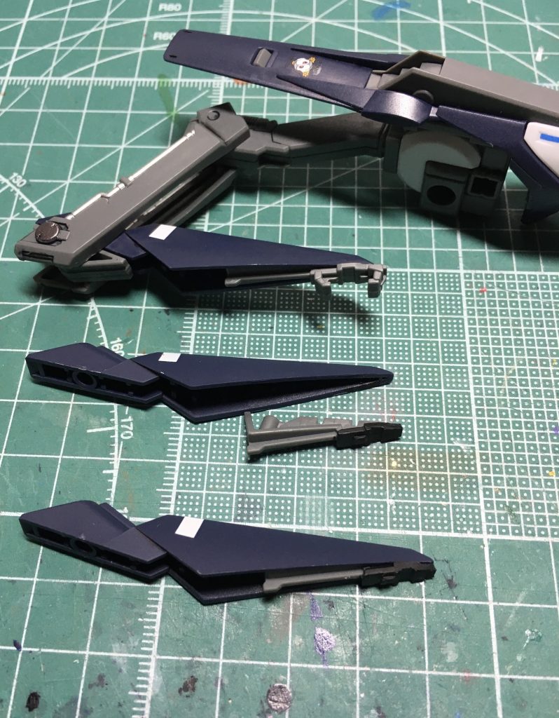 　肩口につくフルドドⅡのサブアームの一部。本来の工程では裏に何もつけませんが、下から見たときに肉抜きが目立つので、余剰になるサブアームの一部を加工、裏打ちパーツにしました。ヘキサブースト・クルーザーで使っているサブアームは以前作ったフルドドⅡから流用してます。