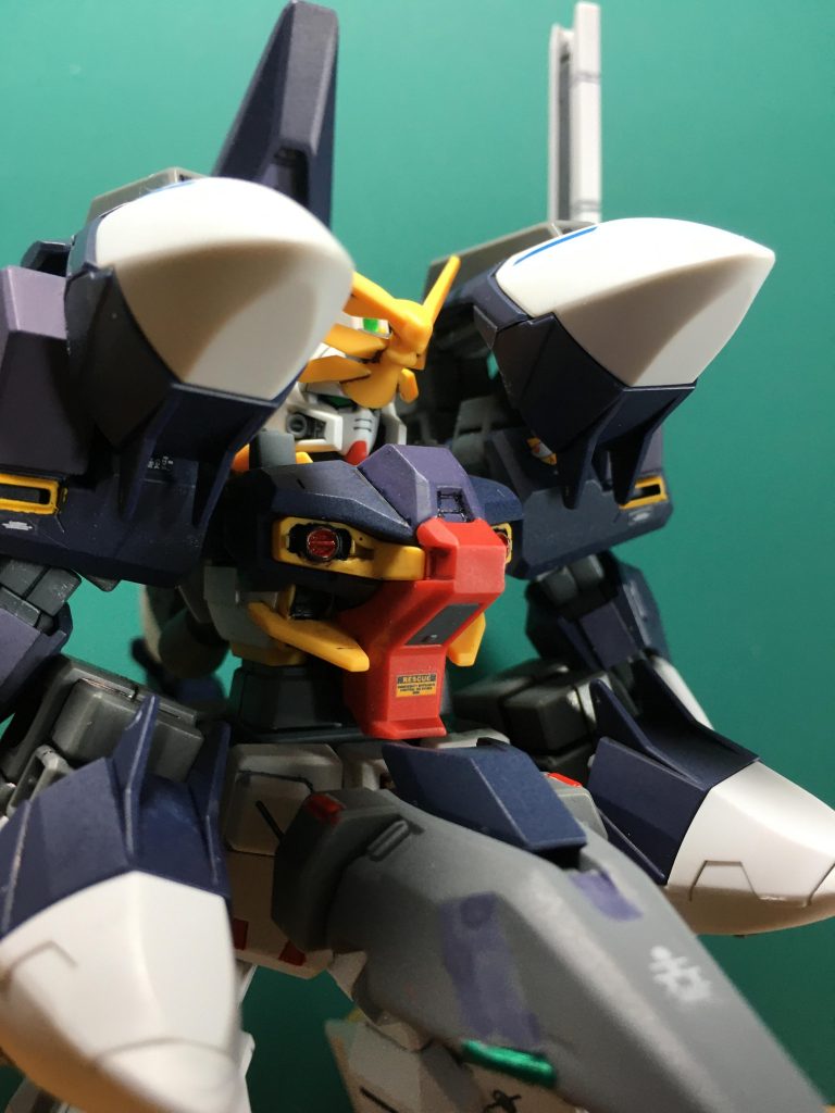 　もちろん各ユニットは通常のハイゼンスレイに装着可能です。白いラーⅡの為に女神像型のアンテナ基部はグレーにして両機体で違和感ないようにしました。※ラーⅡ発売前にノーマル版を作ったため、パーツ構成を知らず脇の下にある接続穴を埋めてます。なので肩口から突き出すパーツは付けられませんでした。