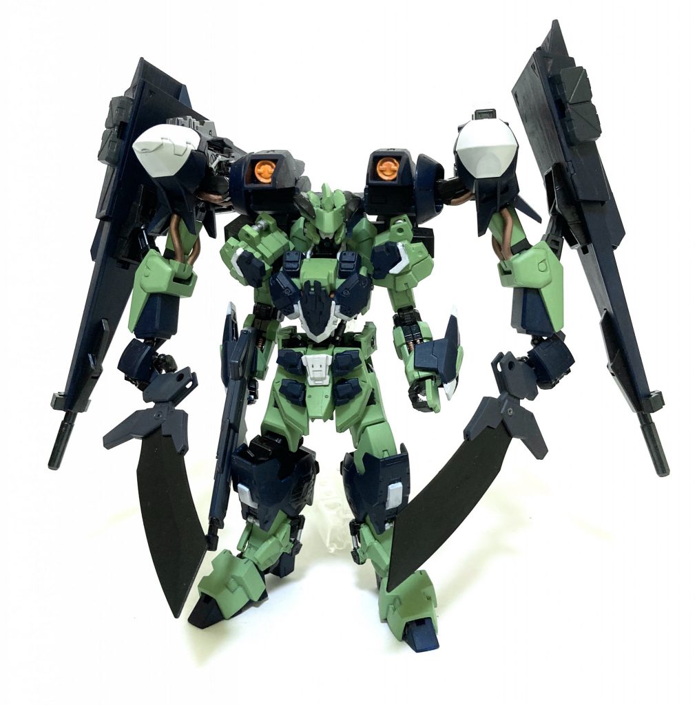 ソードアックスはパワーアームで扱うことでMAのフレームを叩き斬る。