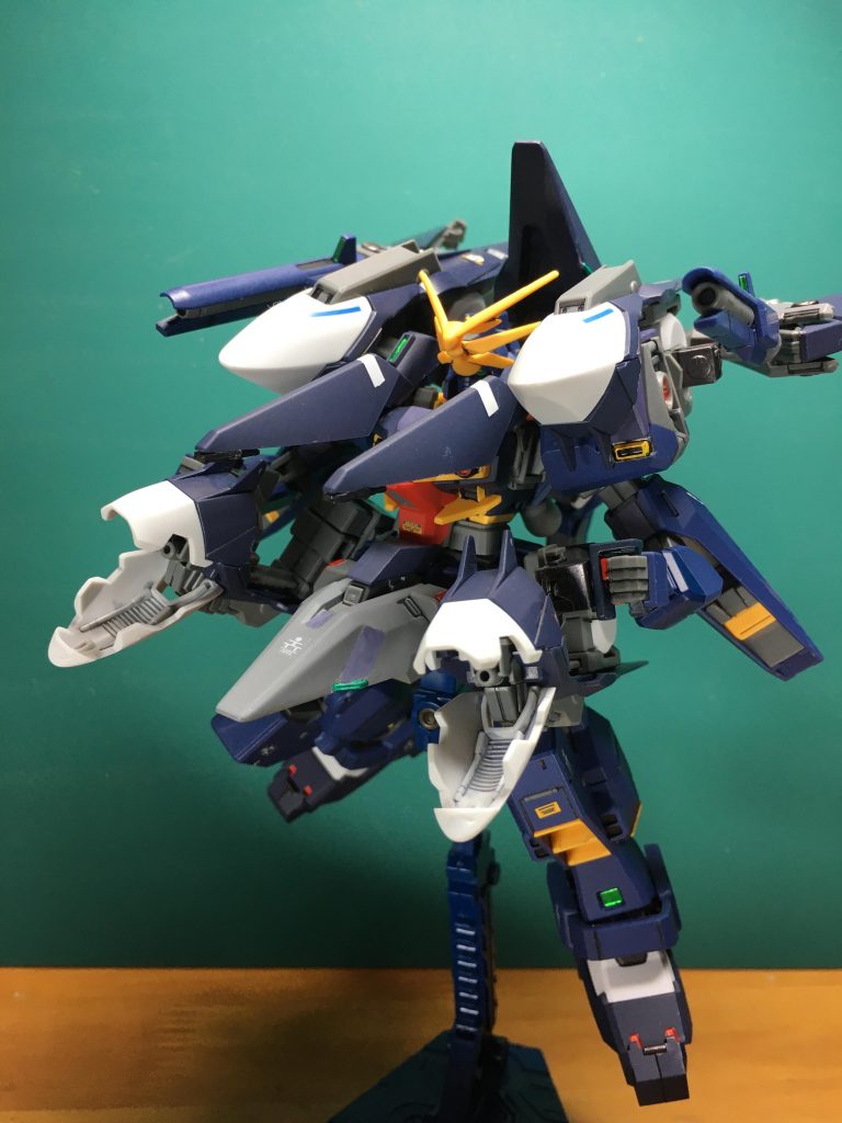 　腰部に装着するクロー・アーム・ユニットは接続方式を変え、余剰の斜め軸ジョイントで腰に直結、サイドアーマーまるごと換装することに。扱いやすさが増します。余らせたジョイントとジャンクパーツで射撃兼姿勢制御用のホールディング・グリップをこしらえました。仮面ライダーサイガのフライングアタッカーに着想してます。　両肩のメガ粒子砲は以前製作したハイゼンスレイと同じく、HGBCガンプラバトルアームアームズの部品で前方に向けられるように。