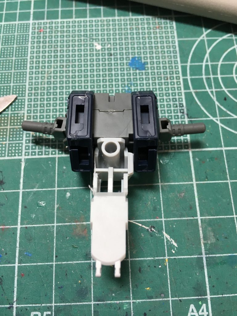 　プリムローズの機首は左右の突起を切り取ると肉厚が薄くなるので、やった後はエポパテで肉抜きを埋めて隙を無くすのと同時に裏打ちで強度を上げるのをお勧めします。