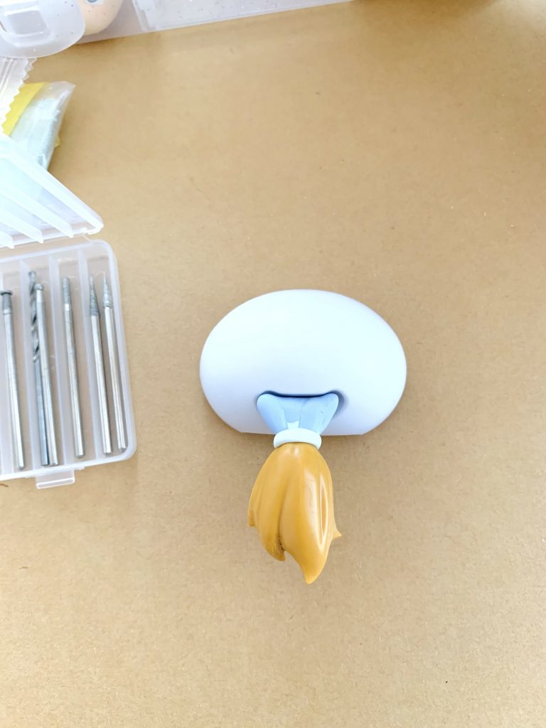 後ろ髪はサラの髪パーツにフミナ先輩のポニテを真鍮線で補強し合体させました。余分な穴埋めし、髪留めをエポパテ盛りしました。画像はヤスリがけ後です。