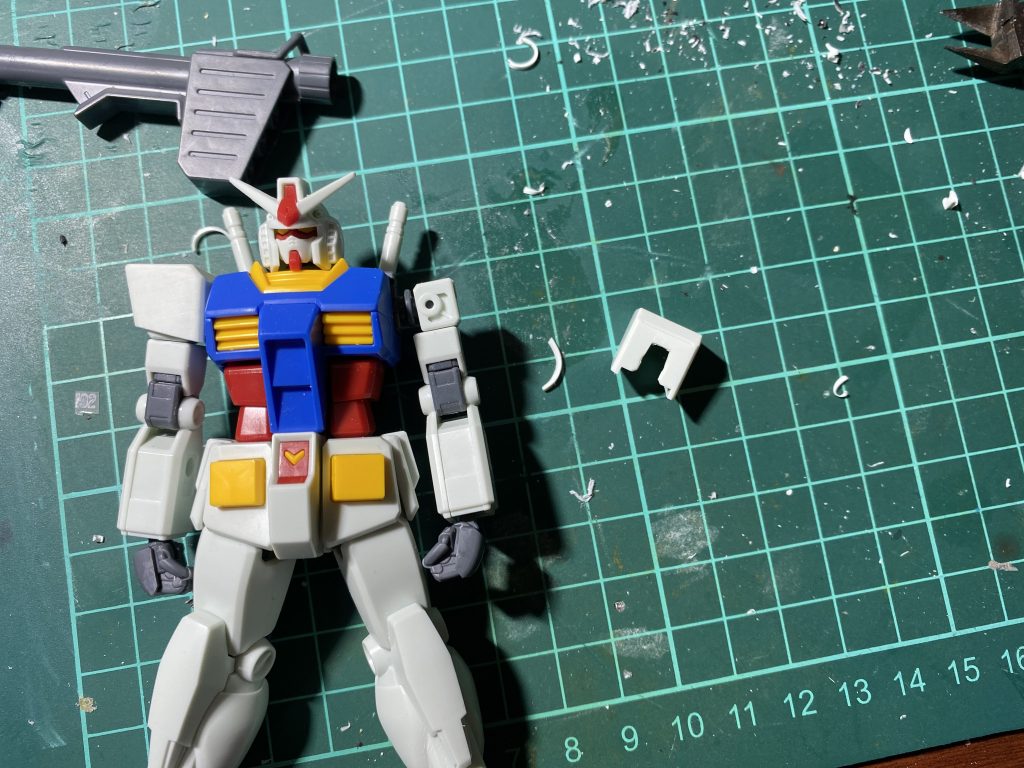 肩は少し切り欠いて位置を下げて小型化しています。