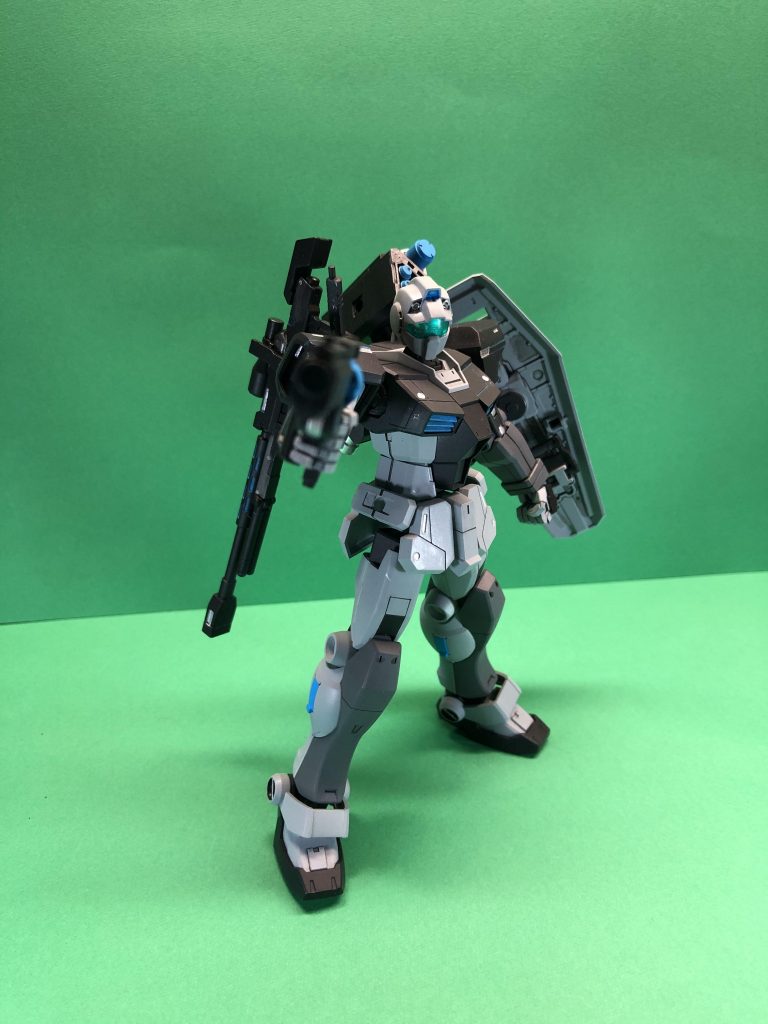 リボルバー「極限まで一撃の威力を高めたハンドガンを開発すれば近接武装は必要ないのではないか説」という発想の元開発されたが一発の威力を高くし過ぎて実戦では危険だと判断され却下。しかしその程度で諦めるわけがなく、勝手に作って勝手に装備して勝手に使用している。