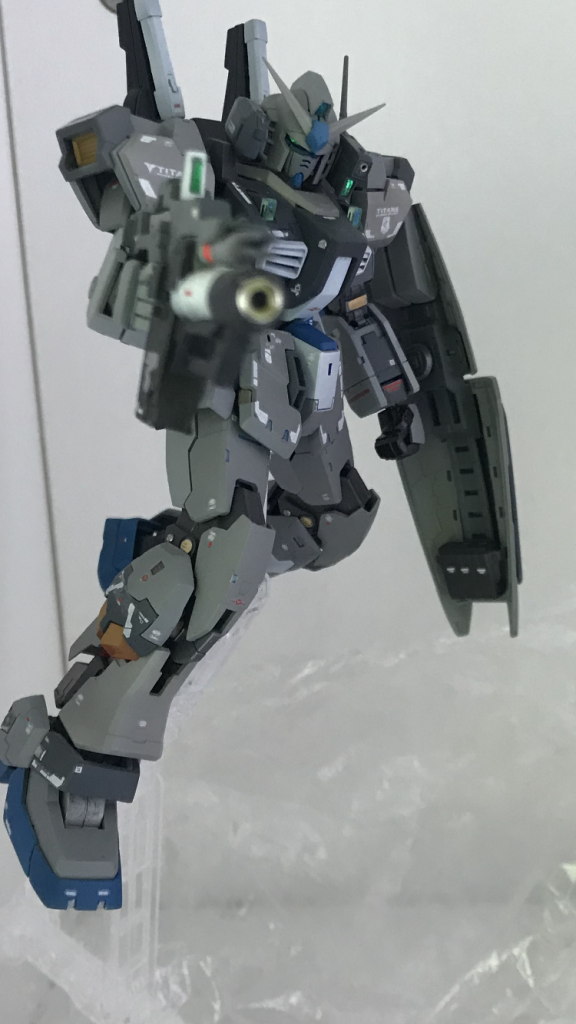 試作機と言う事でグレーを基本とした塗装にしてます。白の塗装部分もイメージした白が出せずぼんやりした感じになっちゃいました・・