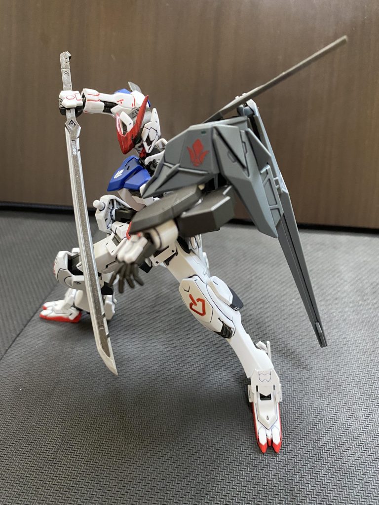 バリ気味なポージングで。刀はフレームと同じ黒鉄色で下地を塗った上に刃の部分のみガンダムシルバーで塗装、光沢コートを吹いて質感を変えてます。オルガ曰く鉄華団が「決して散らない鉄の華」であるように、三日月とバルバトスも「決して折れない鉄の剣」であって欲しいと思いつつ刀身に鉄華団デカールを貼っています。