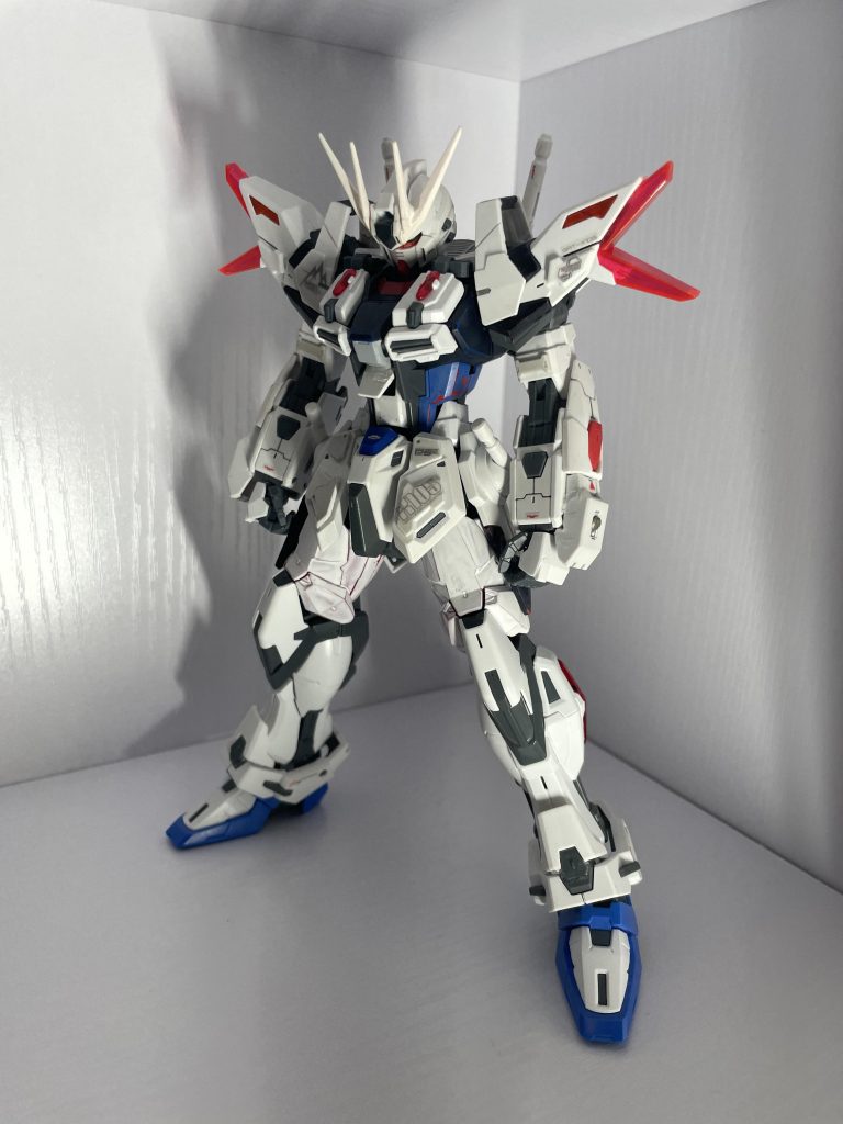 発展前の「アメイジングストライクガンダム」と大きく違う箇所は肩・胴・脚のそれぞれに強化パーツを増設している点です。