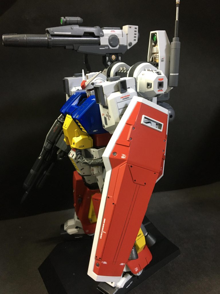 シールドはサンボル版フルアーマーガンダムのシールドにパーフェクトガンダムのシールドの内側パーツを接着する方法で制作。表面は何もないと若干味気なかったのでプラ板貼り付けたり、今回初挑戦のモールド彫り等でディテールアップしました😄