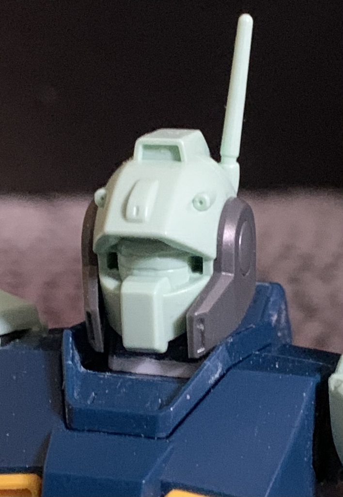 襟元のパーツから首の部分を切り取り1mm延長してボディに直接接着。襟元のパーツの首につながっていた部分は削り取り首が一段低い位置から生えているように見えるように改修。