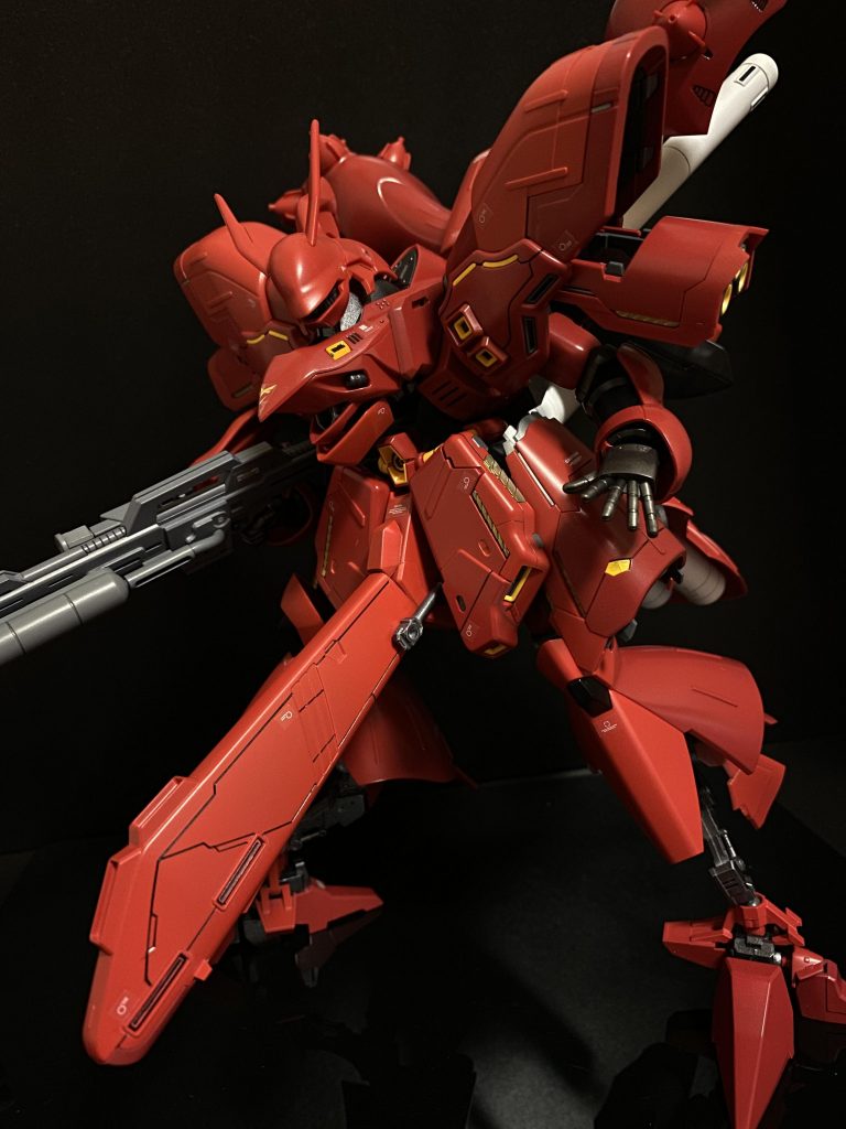 「なんて思い切りの良いパイロット」 甘かった。バズーカの誘爆による爆発で足を止め、その爆炎を突っ切りこちらから仕掛けるつもりだった。しかし相手は、足を止めるどころか逆にその爆発の中を突っ切って。 足の止まった所を狙い撃とうと、構えたライフルを、爆煙の中から現れたビームサーベルに斬り飛ばされる。そのままぶつかるように懐に入られる、次の瞬間には衝撃。いつの間にかライフルを捨てたガンダムに殴られたのだ。コクピットの中、モニターがerrorの表示で真っ赤になる。無我夢中で突き出した手が、相手の手を受け止める。そのまま力比べのような形になる、その瞬間だった。 コクピットの、モニターとモニターの間、球体の内側が淡い緑色の輝きを放つ。いつの間にかerror表示の消えたモニターには、その装甲の隙間から、同じ淡い緑色の光を放つガンダムの姿が見える。「この光は…」 そのパイロットは気付いていない。その時、深紅の機体は装甲の一部が展開、剥き出しになったフレームの一部が、目の前のガンダムと同じように淡い緑色の輝きを放っていることに。何が起きたのかは知らない、ただ、機体にあり得ないほどのパワーを感じた。今がチャンスなのだろう。深紅の機体の脚部をクローモードに切り替えて、ガンダムを蹴り出す。バランスを崩すガンダムにシールドごと突っ込む、シールドに内蔵された拡散メガ粒子砲を展開、そのビームの奔流はガンダムの半身を飲み込む。しかし、その眼は、ツインアイの光はまだ消えていない。次の瞬間には、ガンダムの右腕に内蔵されたビームガンの銃口がモニターを、コクピットを埋め尽くし…。