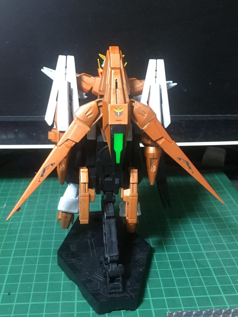 そして本機最大の特徴である、背部に接続しているGNマルートユニット。マルートユニットは各部に装着する事で三種類のモードチェンジが出来る可変武装。