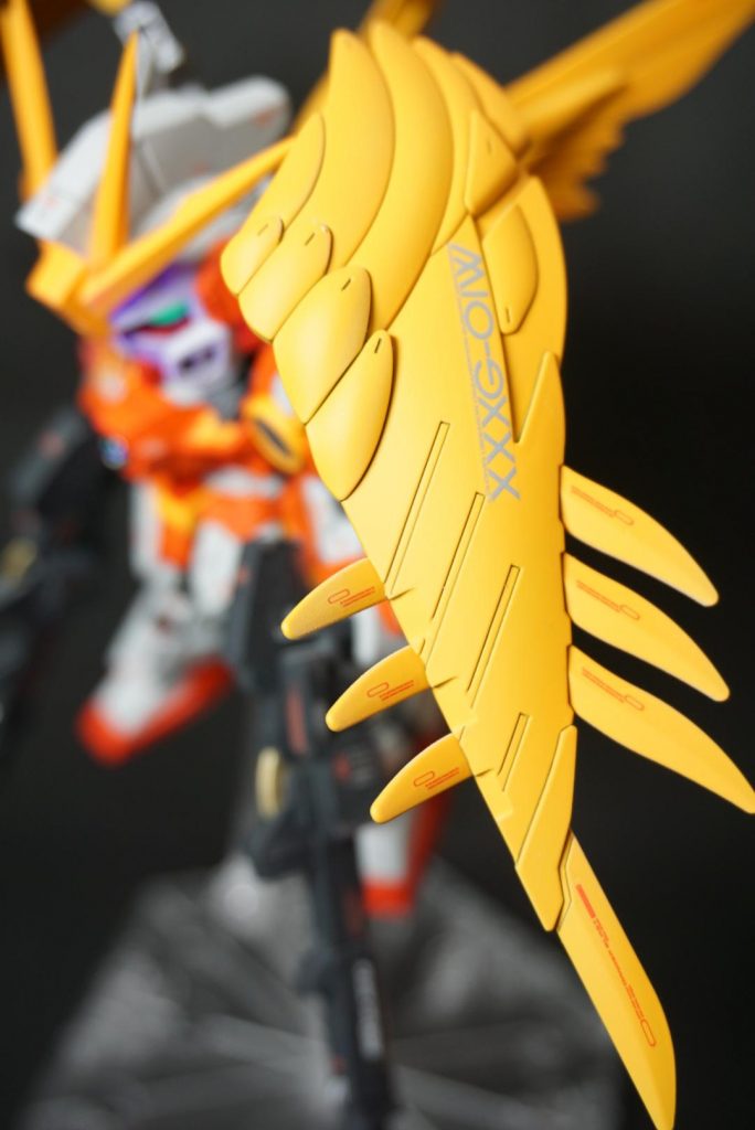 ウイングガンダム用のガンダムデカールを使ってます。