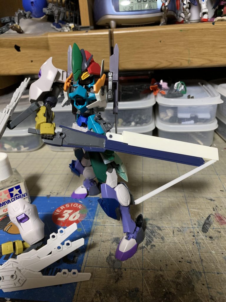 鞘はプラ板、コの字プラ棒を使って作りました。抜刀しやすい様に開くギミックを付けました。