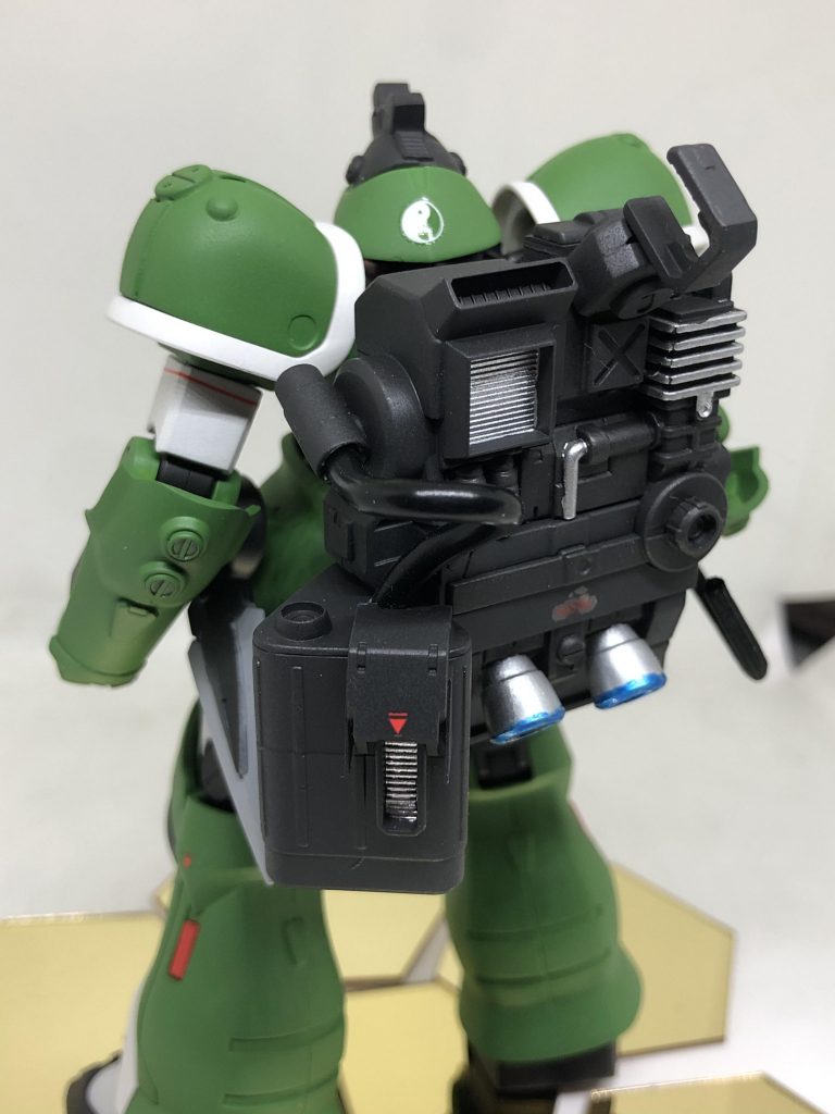 バッグパックはザクスナイパーのものにジャンクパーツで強制冷却装置みたいなものと市販パーツでディテールアップ