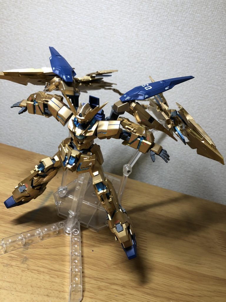 ガンダムフロント東京のガイドブックに載っているフェネクスの設定画を参考にして、全身に大量の赤色デカールを貼りまくりました。