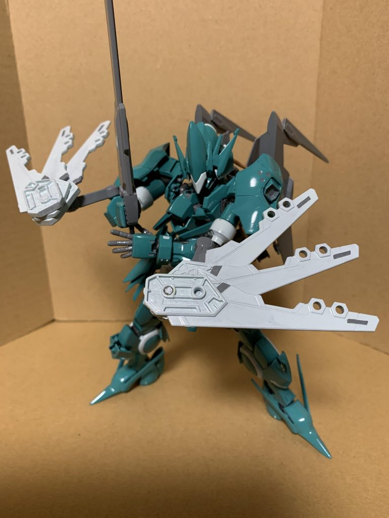 ○高速振動剣『カシナート』刃から高周波を発生させて切断能力を飛躍的に高めた実体剣。科学製の合金で作られている為、高周波を発していない状態でも極めて頑強な武器。○積層ブレードフィン両腕に装備された三枚のブレードフィンを稼働軸で繋いだもの。サブアームを介して自由に稼働し、腕の動きを阻害しないようになっている。一種のバランサーとして機能するのだが、サブアームを含めてエネルギー伝導装甲である為、強固な盾としたり、それ自体を打突武器として使用する事が出来る。