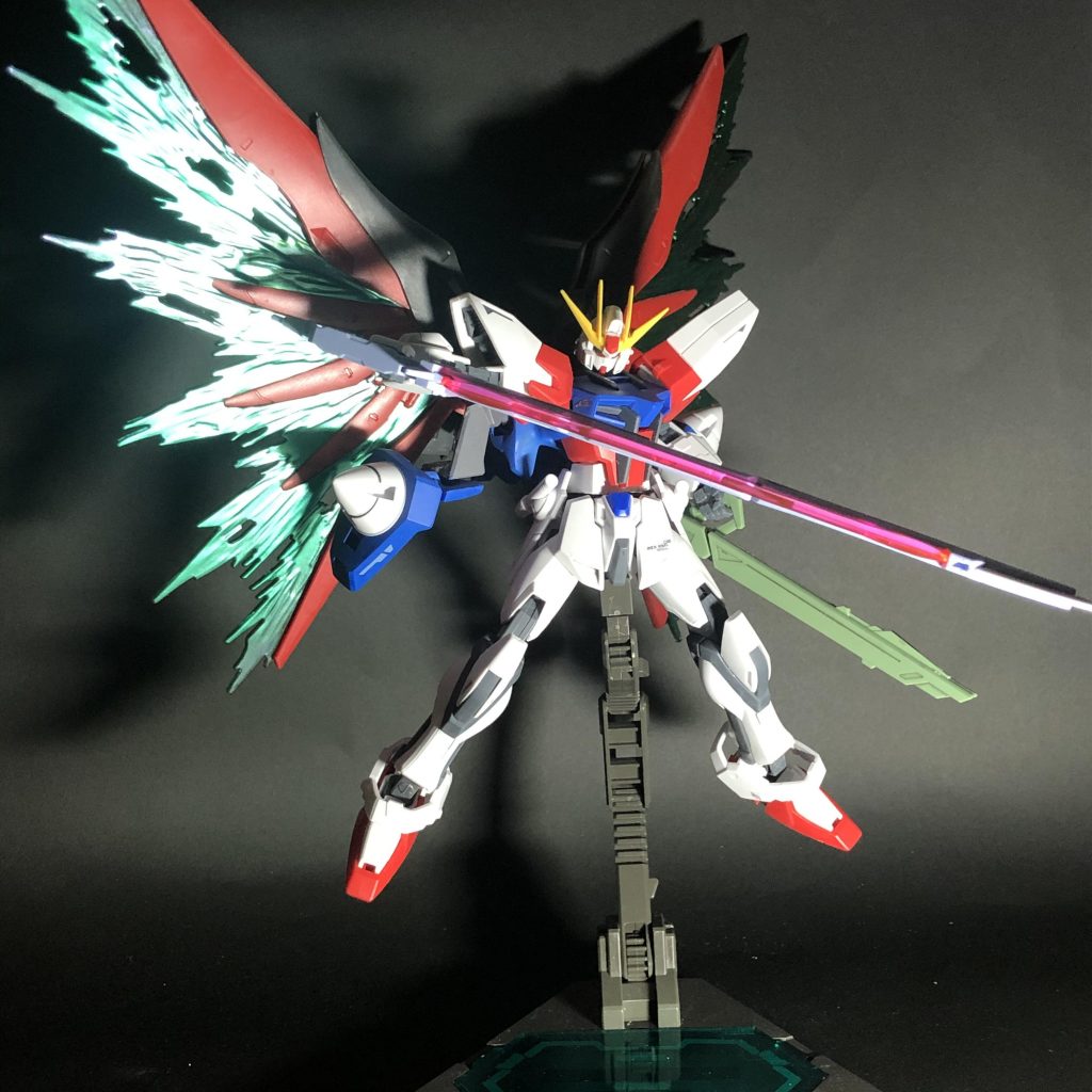 対艦刀を構えて光の翼展開