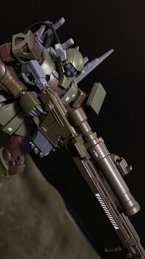 本機はMS-05ザクⅠを、スナイパー使用に現地改修した機体。ザクスナイパーではなく、ザクⅠのスナイパーモデルである。