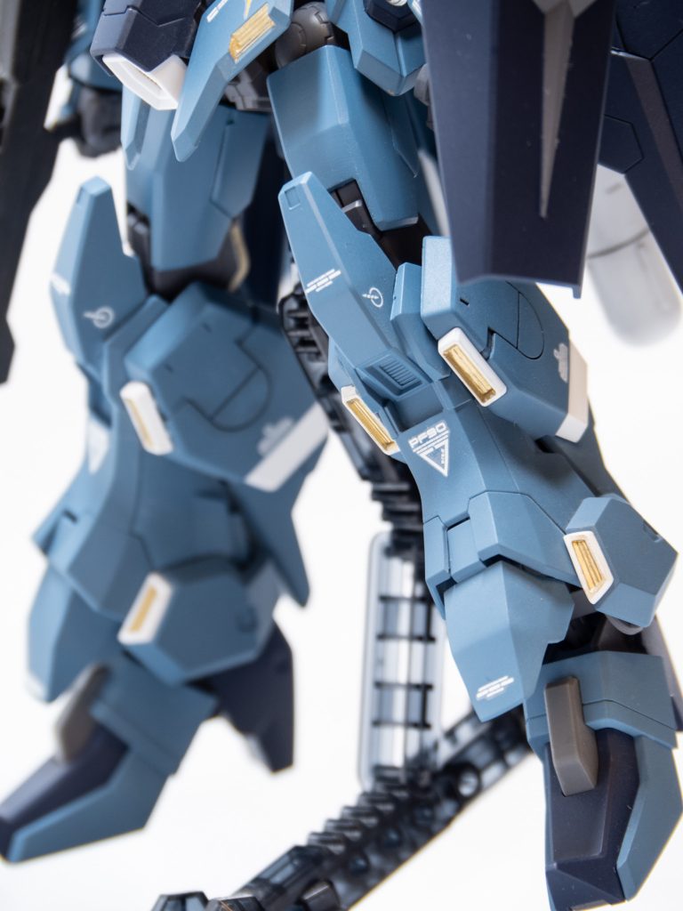 すごくかっこいい足のデザインですよね