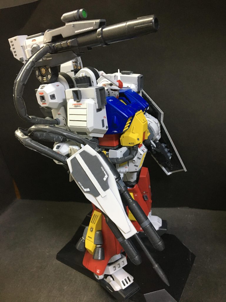 2連ビームライフルはパーフェクトガンダムのものを基盤にHGのサンダーボルトキットのジャンクパーツとプラ板で制作。設定画に描かれてたパイルバンカー的な武装は直線のランナーとビルド系のジャンクパーツで再現^ ^(実はこの武器の制作が地味に難航してました…w)