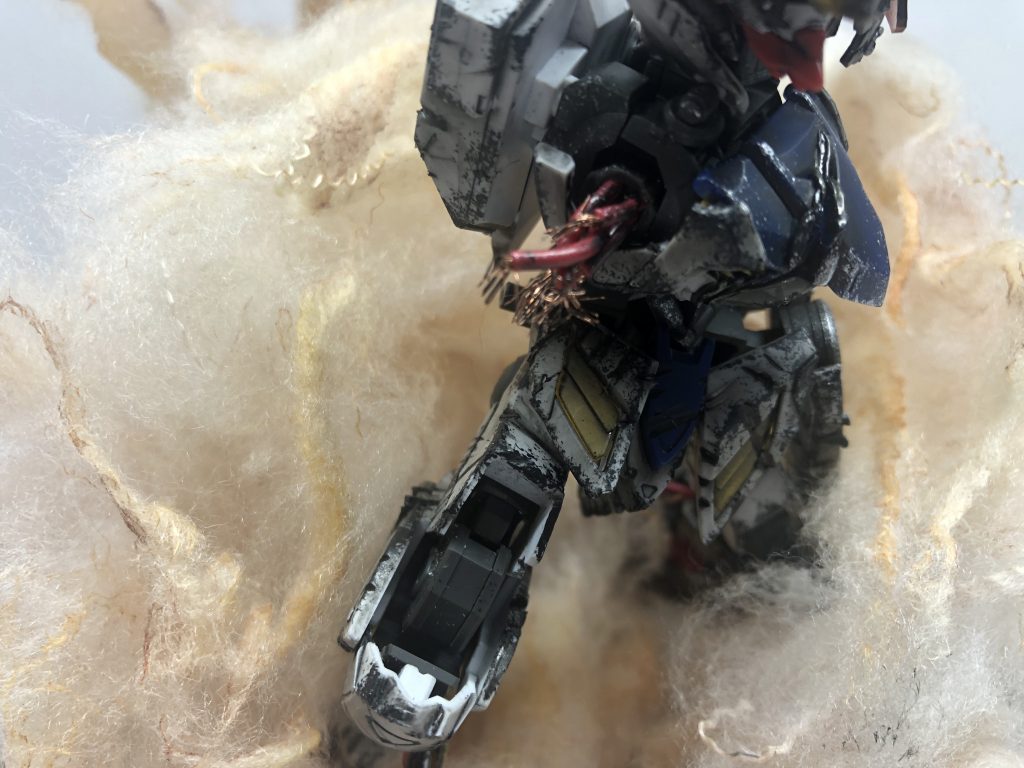 戦場で壊れながらも戦っている姿を再現したかったので所々にワイヤーを使った工作をさせて頂きました。特にこの右腕はハシュマル戦を意識しており、自分の中でお気に入りです。