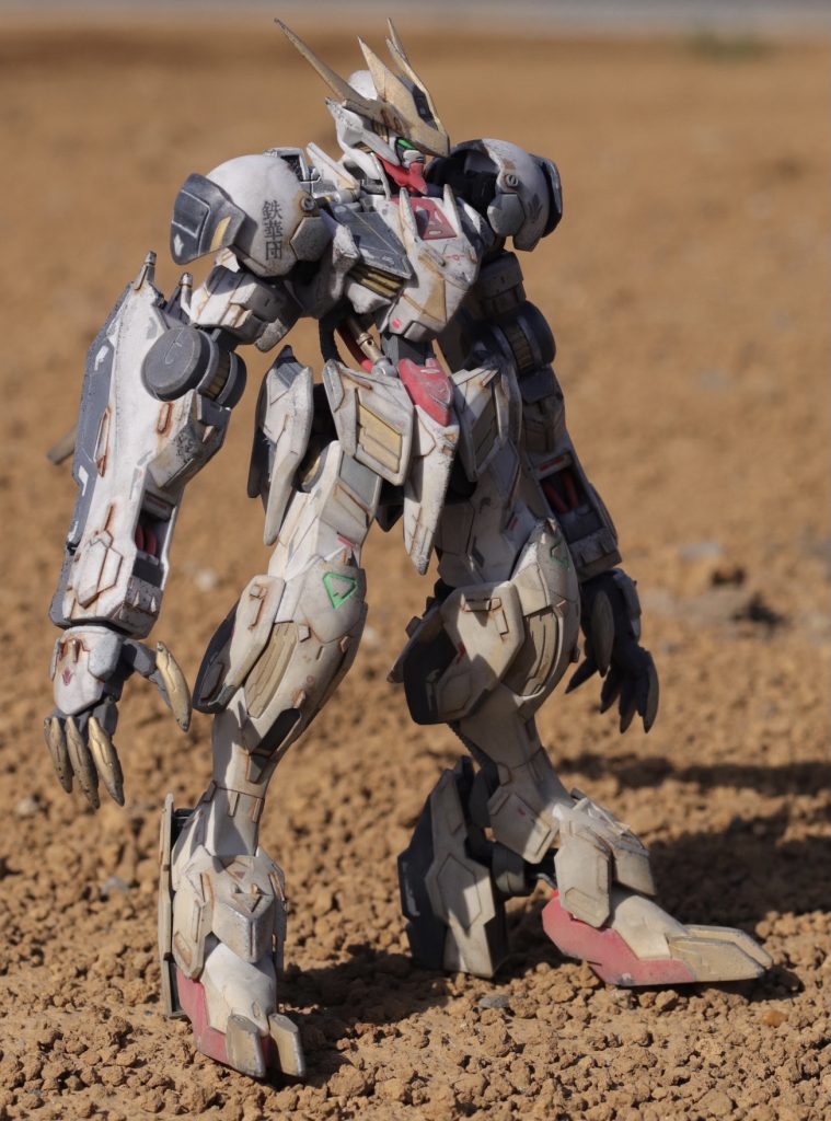 各部スジボリとプラ板でディテールを追加。ツノは延長して鋭くシャープにしています。