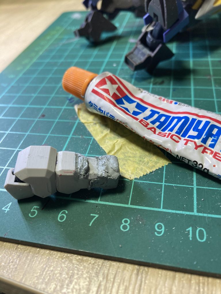 貫通したところはなんとラッカーパテで埋めちゃう暴挙。ヒケるし向いてないのは調べついてましたが、使わないのも勿体無いので。