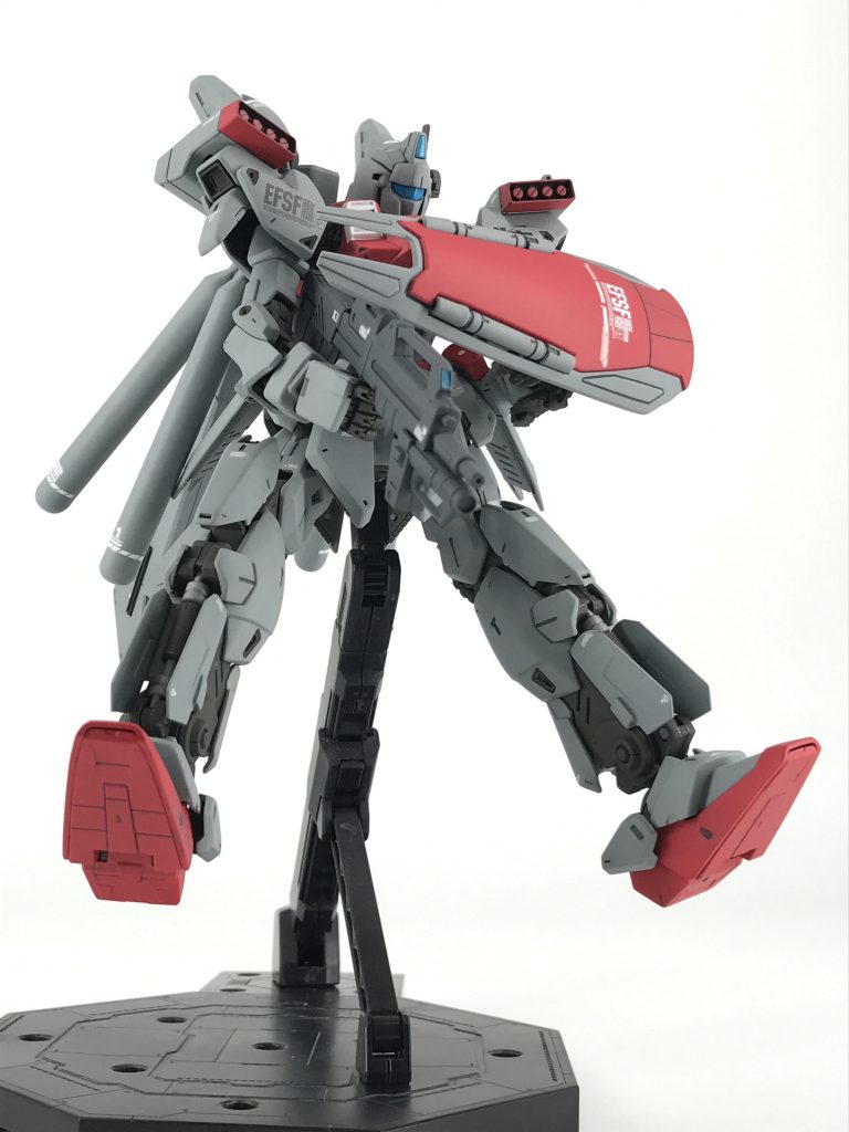 降下しながらライフルで牽制攻撃!みたいなポーズ