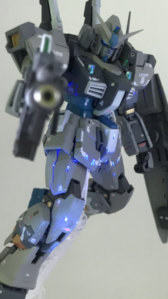 ファレホの蛍光ブルーで装甲の隙間などブラックライトで光る様にしてみました。
