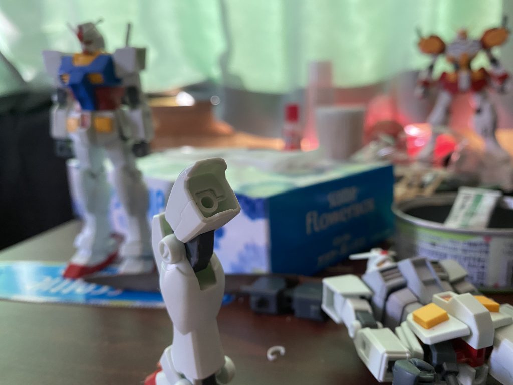 足の付け根を一段落として切り欠いて少しだけ短くしています。