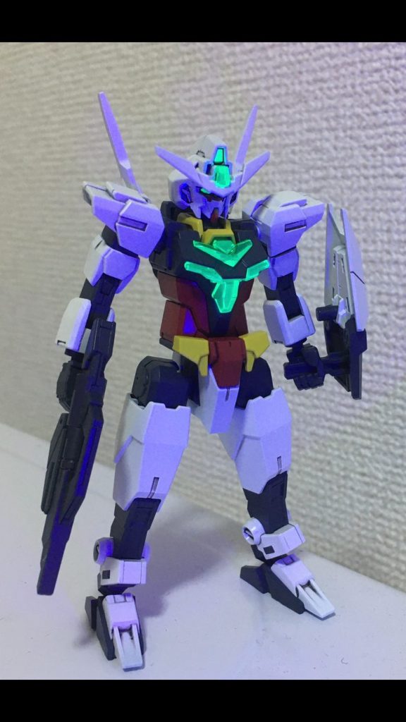 コアガンダムII状態です、胸部はアースリィらしさを出すためにグレーにしています、もちろんブラックライトで光ります