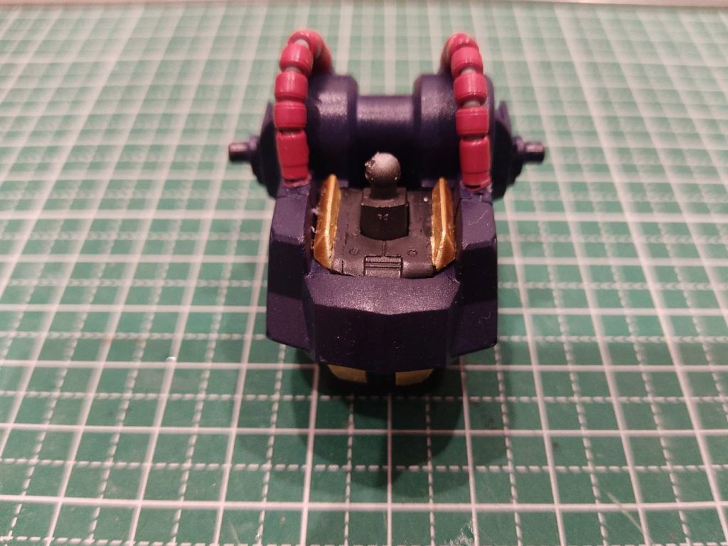 胸部は縦に切断し、プラ板で2.5mm幅増ししました。襟部分は両サイドを切断し、プラ板で幅増ししてあります。パイプ部分はMSパイプを使用しました。