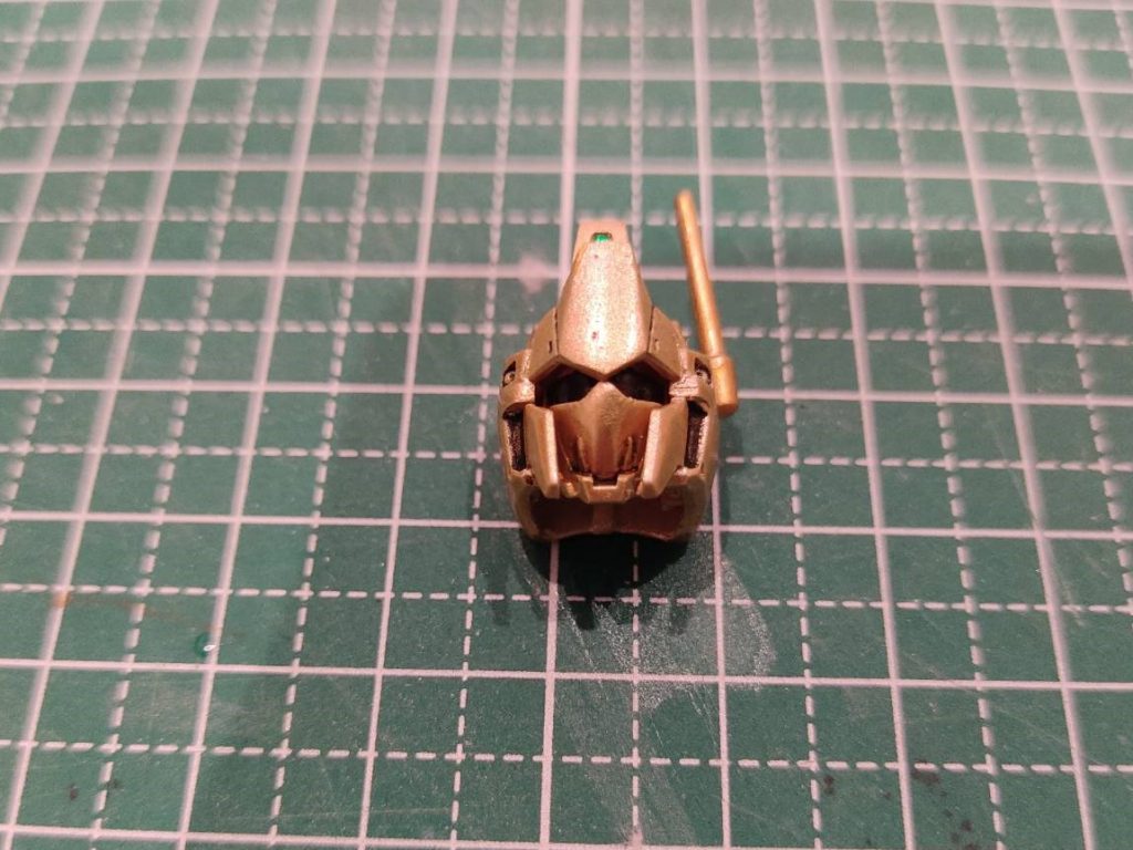 製作途中の写真は撮っていないため、完成品の写真で解説します。頭部は新HGを縦横に切断し、1mmずつ幅増ししました。また顔面はオリジナリティを出したかったため、HGバンシィ(ユニコーンモード)のパーツを加工し、移植しました。頭頂部のカメラ部分の周りにもプラ板を貼り、幅増しをしました。