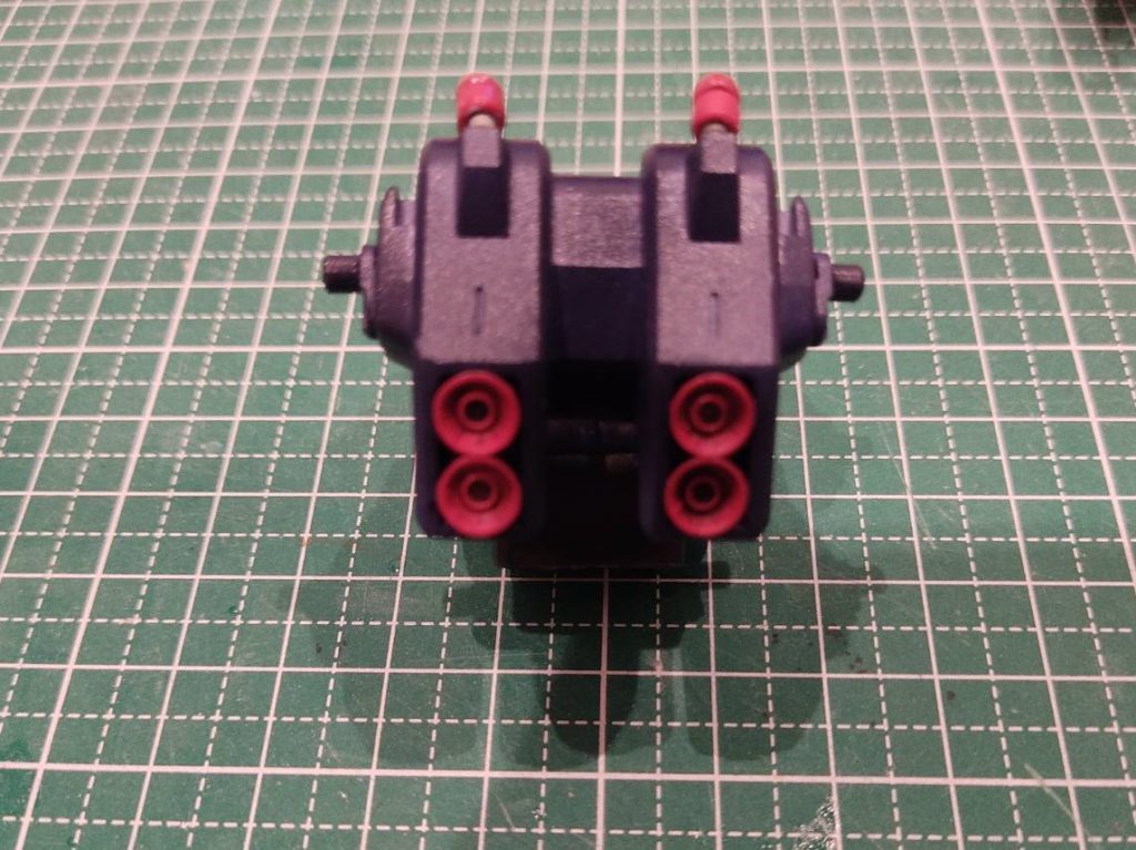 バックパックは旧HGを使いました。バーニアは市販品を加工したものを使い、新HGのバインダーを接続するためのジョイントパーツをパテなどで移植しました。