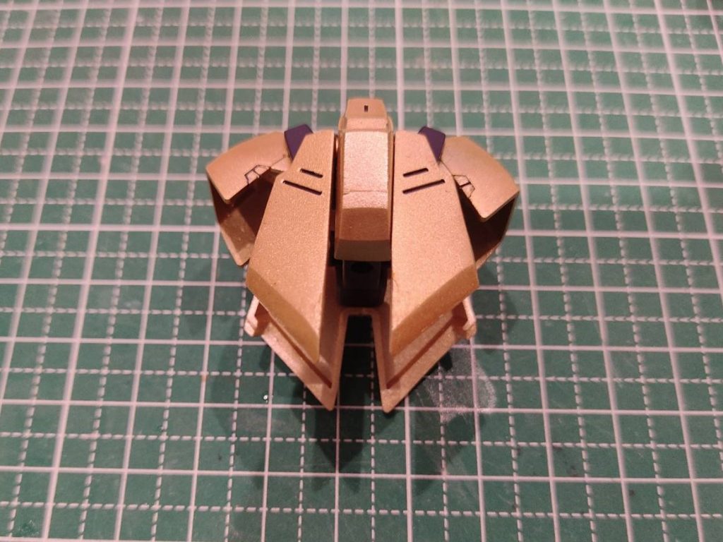 腰部はフロントスカートとリアスカートを2mmほど延長し、サイドスカートを旧HGから移植しました。