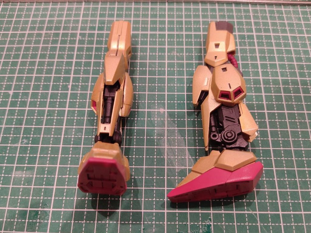 脚部で手を加えた部分はふくらはぎ前部と足です。それぞれ旧HGのパーツを移植しました。またパーツの移植に合わせてふくらはぎの左右のアーマーも加工し、幅を1mmずつ大きくしました。