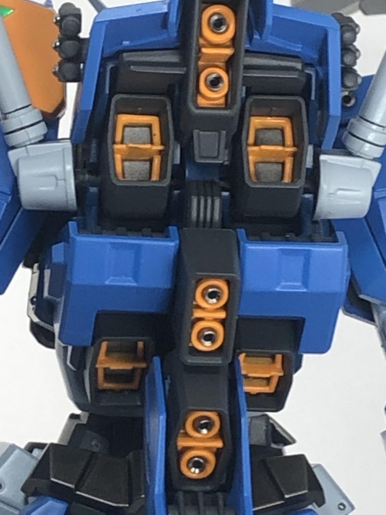 丸のスラスターは、ピンバイスで開口してメタルノズルを埋め込み、多重構造化しています。