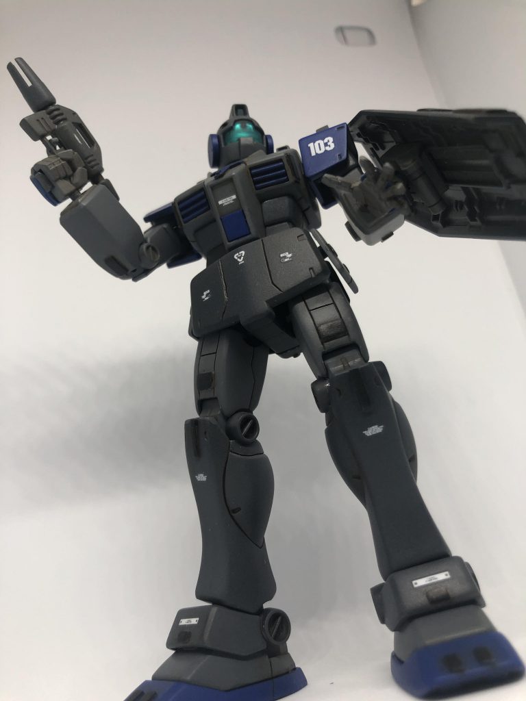 煽りポーズ。パーツ自体はジムそのものを殆ど流用の為、長時間の戦闘になると、作動油が関節部から漏れる事しばしば...という設定。