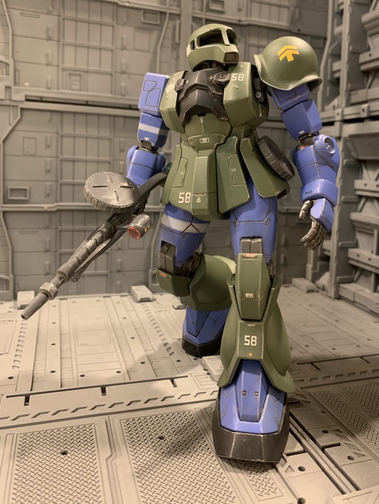 塗装はPS2ソフト「ジオニックフロント」のCGをイメージしながら塗りました。少しぼんやりめのカラーリングを目指して塗料を選びましたが、クレオスのガンダムカラースプレーのMSディープグリーンとMSライトブルーがイメージどんぴしゃでした。工程は下記です。１．各部品組み立て、表面処理(#400→#800)、グレーサフ(#1200)２．基本塗装(ラッカースプレー)３．部分塗装(エナメル塗料筆塗)４．デカール貼り５．スミ入れ(クレオスウェザリングカラーグランドブラウン)６．トップコート７．ウォッシング(クレオスウェザリングカラーグレイッシュブラウン+サンディウォッシュブレンド)８．トップコート９．ドライブラシ(エナメル塗料金属色)いつもは手間を省くためにスミ入れとウォッシングを同色で同時にやってしまうのですが、今回は違う色で2工程に分けたのでより深みが出せました。最後にトップコートするとドライブラシの金属感が削がれてしまうので、今回はウォッシング後にトップコートを吹き全体の印象を一旦馴染ませた上で、ドライブラシでアクセント付けとしてみました。最後にトップコートしないと塗膜強度は落ちますが、このキットはグリグリ動かして楽しむ向きでは無いので今回は質感を優先しました。