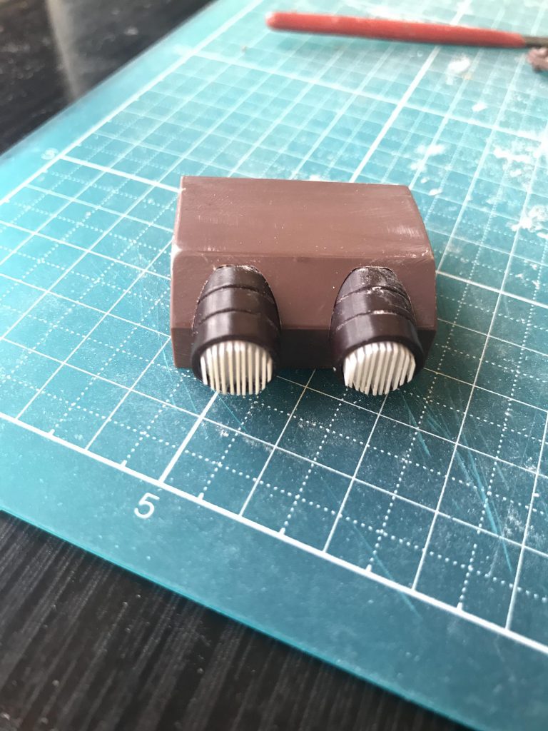 制作途中の写真はありませんが、足の関節部分もプラ板とエポパテで制作しています。